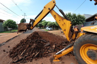 Prefeitura mantém seis frentes simultâneas de recuperação asfáltica em Dourados