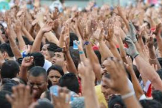 Metade dos brasileiros está otimista com o futuro, mas só 1/4 avalia bem o presente, mostra CNI