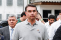 Maioria dos candidatos da direita no Estado "esconde" Flávio Bolsonaro