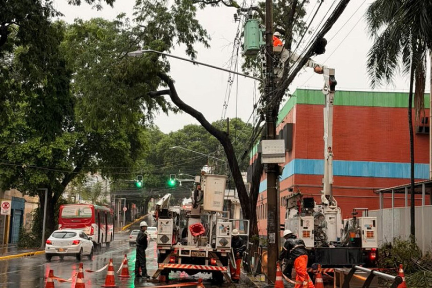 Dois dias após temporal, moradores de 13 bairros da capital seguem sem energia