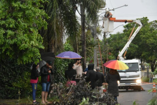 Energia volta em 99,2% das residências, mas moradores ainda sofrem sem luz há 3 dias