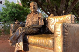 Estátua de Manoel de Barros será restaurada em Campo Grande