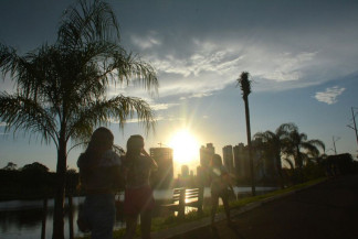 Semana começa com onda de calor, mas tempo muda com chegada do outono