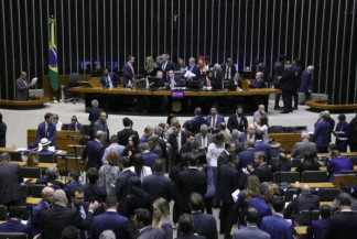 Três deputados de MS votam contra lei que eleva pena do uso de arma ilegal