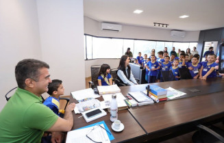 Marçal recebe alunos da Escola Luiz Antonio em projeto Dourados 90 anos