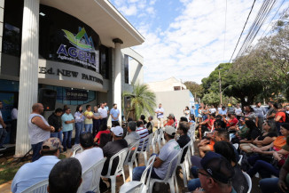 Prefeitura de Dourados entrega mais 75 títulos de regularização fundiária em Dourados