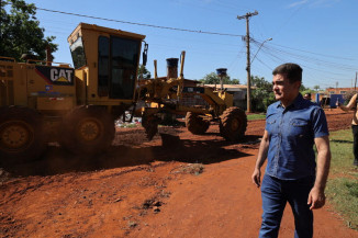 Prefeitura de Dourados inicia trabalhos de cascalhamento nas ruas da comunidade Santa Felicidade