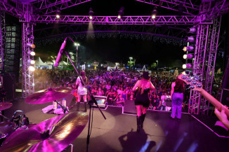 Patrícia & Adriana lotam Praça Antônio João e animam grande público em Dourados